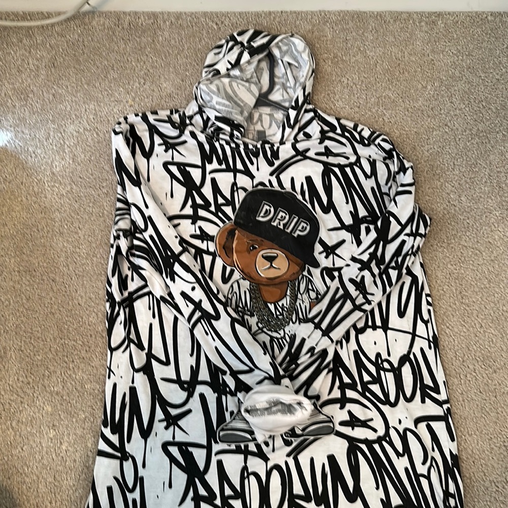 Long sleeve graphic tee with bear